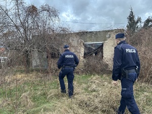 Policjanci idą do opuszczonego budynku