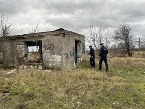 Policjanci wchodzą do pustostanu