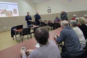 policjanci rozmawiają z seniorami