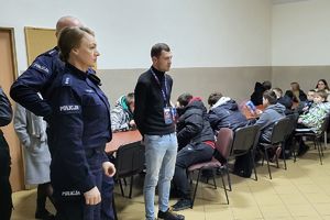policjanci rozmawiają z wolontariuszami