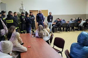policjanci rozmawiają z wolontariuszami