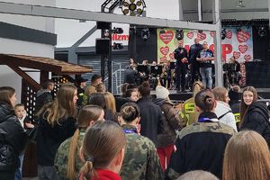 policjanci rozmawiają z wolontariuszami