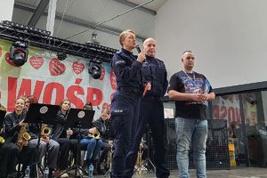 policjanci rozmawiają z wolontariuszami