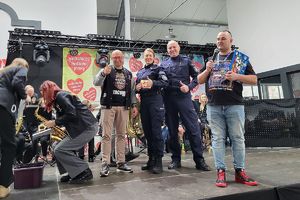 policjanci i organizatorzy WOŚP na scenie