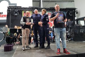 policjanci i organizatorzy WOŚP na scenie