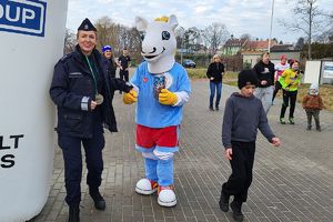 policjantka ze skępskim koziołkiem na tle biegu