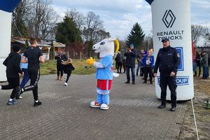 policjant zabezpiecza bieg harytatywny