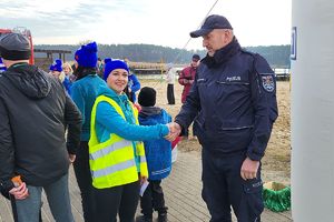 policjant gratuluje uczestniczce biegu