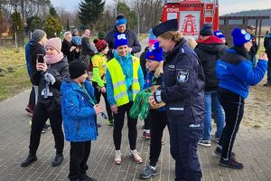 policjantka rozmawia z uczestnikami biegu