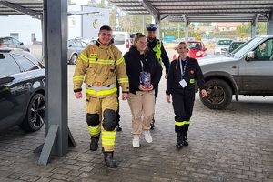 policjant z wolonatriuszami