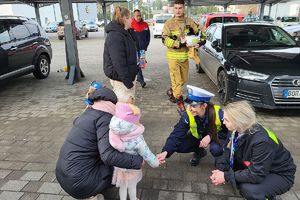 policjantka podaje rękę małej wolonatriuszce