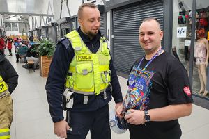 policjant rozmawia z oragnizatorem
