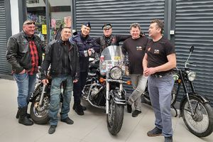 policjantka z klubem motocyklowym