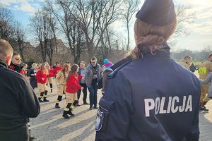 policjantka zabezpiecza imprezę WOŚP