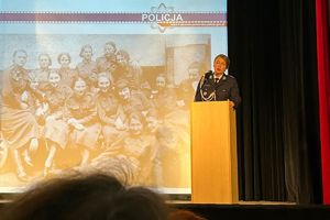 policjantka mówi do publiczności w tle historyczne zdjęcie policjantek