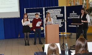uczniowie prowadza debatę
