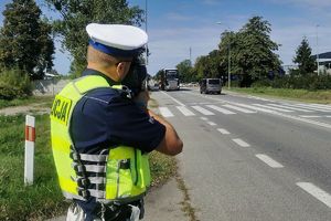 Policjant mierzy prędkość przy przejściu dla pieszych