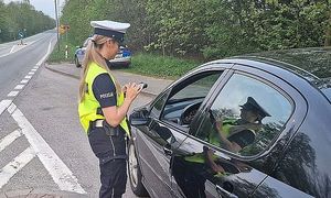 policjantka kontroluje kierowcę