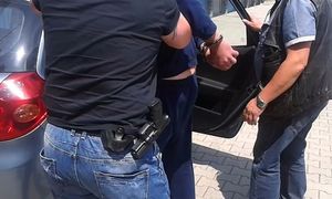 policjanci zatrzymują mężczyznę