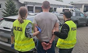 policjanci prowadzą aresztowanego