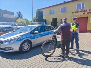Policjant ruchu drogowego kontroluje rowerzystę