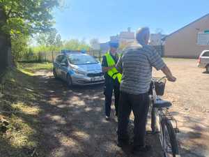 Policjantka ruchu drogowego rozmawia z rowerzystą