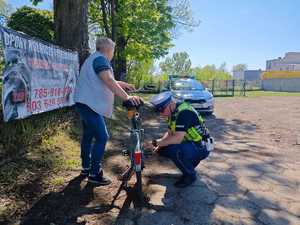 Policjant ruchu drogowego kontroluje rower