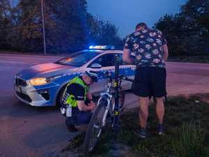Policjant ruchu drogowego kontroluje rower