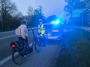 Policjantka ruchu drogowego rozmawia z rowerzystą