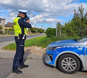 Policjant mierzy prędkość