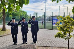 policjanci oddają honor