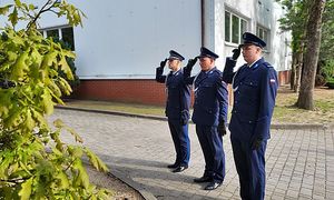 policjanci oddają honor