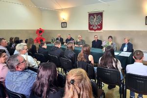 Organizatorzy i zebrani uczestnicy konkursu