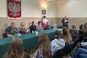 mężczyzna czyta wiersz