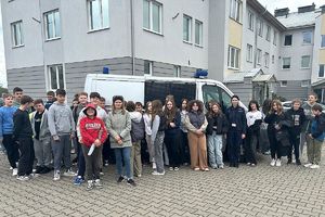 wspólne zdjęcie uczniów z policjantką
