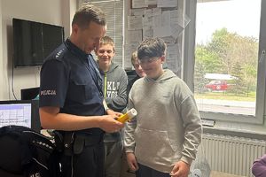 policjant pokazuje uczniom analizator wydechu