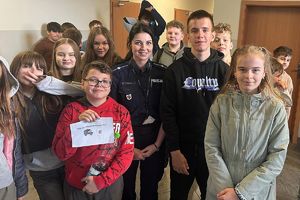 zdjęcie uczniów z policjantką