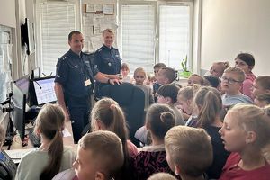 policjanci pokazują dzieciom dyżurkę komendy