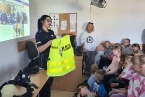 policjantka przypomina uczniom o konieczności używania elementów odblaskowych
