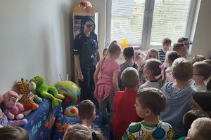 uczniowie w pokoju z zabawkami