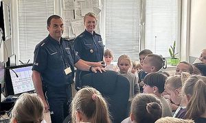 policjanci pokazują dzieciom dyżurkę