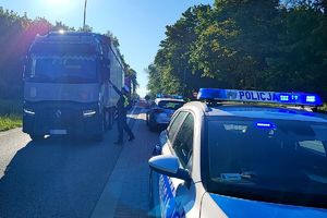 policjant kontroluje trzeźwość kierowcy ciężarówki
