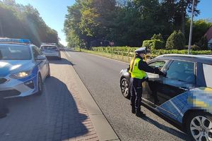 policjantka kontroluje trzeźwość kierowcy