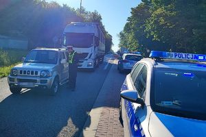 policjant przeprowadza kontrole trzeźwości