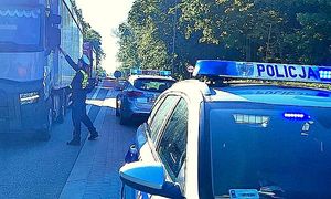 policjant przeprowadza kontrole trzeźwości