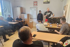 policjanci rozmawiają z ratownikami