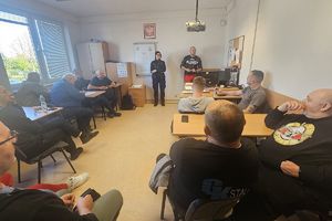 policjanci omawiają z ratownikami przepisy