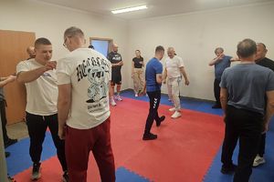 uczestnicy szkolenia podczas ćwiczeń na sali