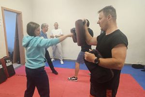 ratowniczka trenuje z instruktorem