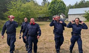 policjanci na strzelnicy